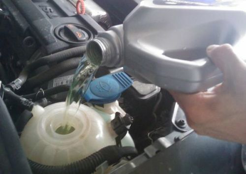 汽车冬天加水多少