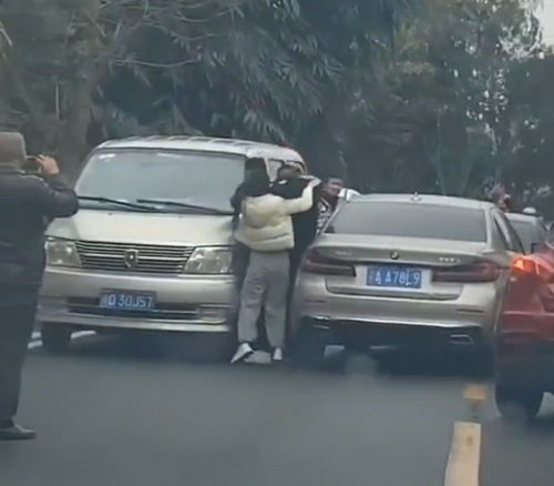 老年团挤不上公交拦路要求加车 老年团挤不上公交拦路要求加车