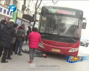 老年团挤不上公交拦路要求加车 老年团挤不上公交拦路要求加车