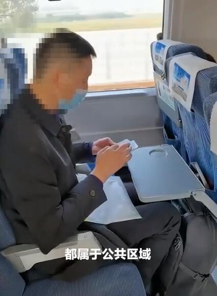男子高铁光脚放座位 女子劝阻被打