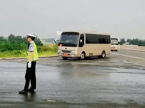 老年团挤不上公交拦路要求加车 老年团挤不上公交拦路要求加车