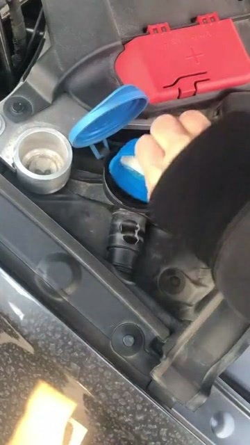 汽车玻璃水一次加多少