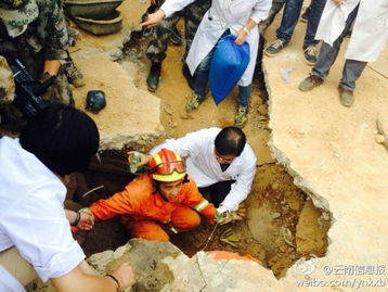 中国救援队救出一被埋60小时孩子