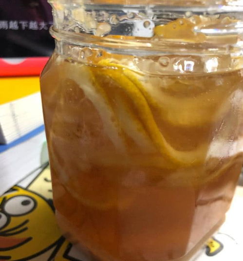 女生发现杯中吸管脏成黑芝麻糊
