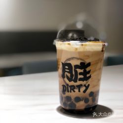 女生发现杯中吸管脏成黑芝麻糊