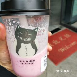 女生发现杯中吸管脏成黑芝麻糊
