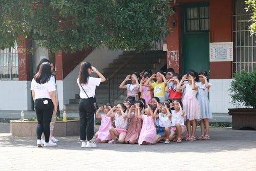 韩团在寺庙为囚犯慰问演出