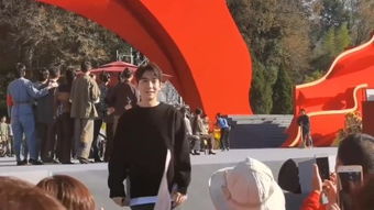 韩团在寺庙为囚犯慰问演出