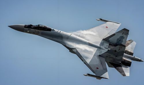 歼-36低空“横穿马路”美媒激动了
