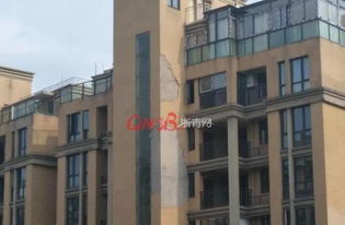 风刮落楼房外立面 居民被砸抢救