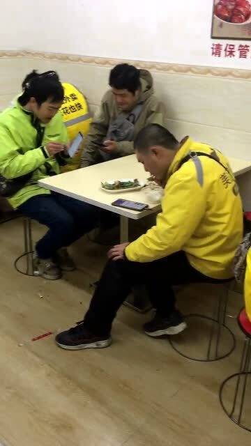 外卖小哥碰到女友与男子逛街后崩溃