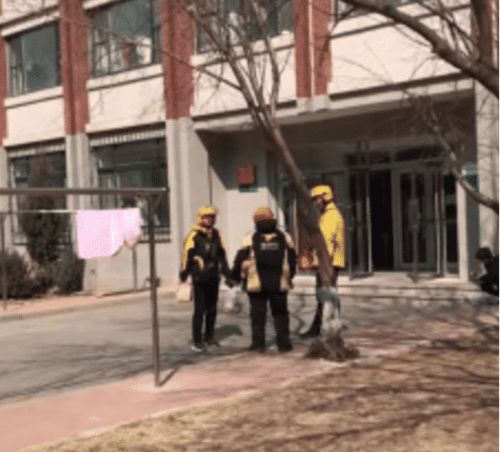 外卖小哥碰到女友与男子逛街后崩溃