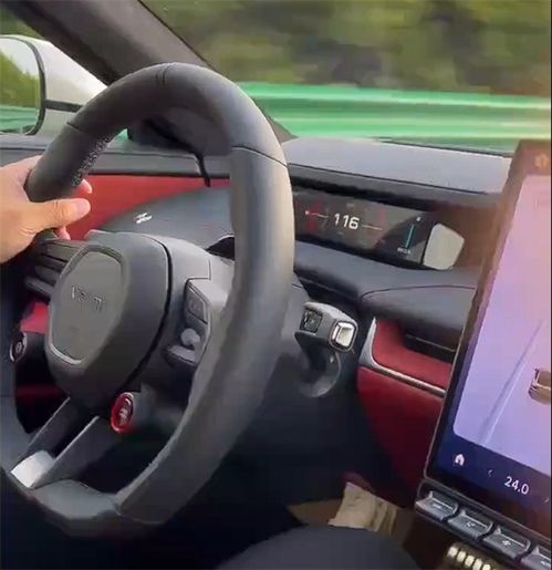 小米SU7高速狂飙至230km/h