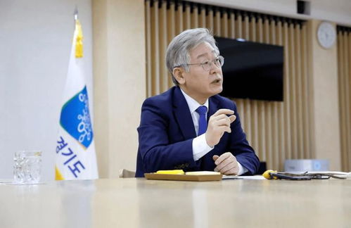 李在明穿防弹衣演讲 向观众跪地磕头