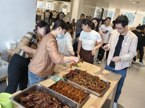 游客挤满荣昌政府食堂 碗都不够用