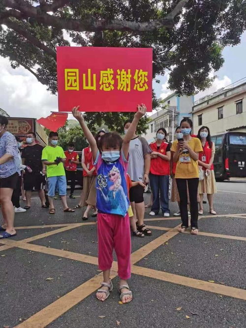 留学生沿路追着解放军齐喊中国万岁
