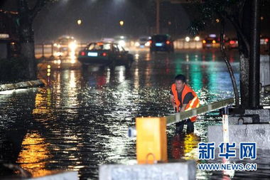 贵州两游船侧翻 目击者：骤降暴雨