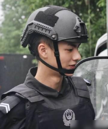 特警小哥：拍完你的拍你的(给我拍一个特警的照片)