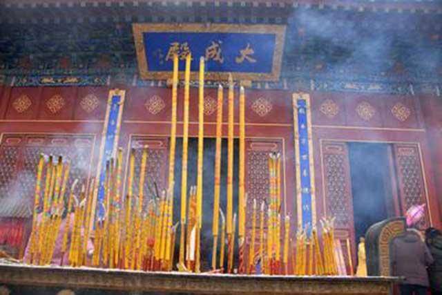 烧香求姻缘烧什么东西(看香求姻缘)