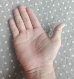 手相姻缘线有黑印子(姻缘线是手上的哪一根线女)