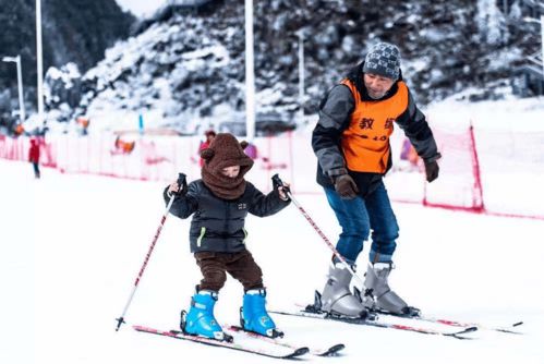 300元滑雪服被冻哭的年轻人焊身上了(滑雪服在零度下冷吗)