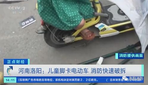 女子坐电瓶车摔倒 头被鲨鱼夹扎破(骑电动车头被削掉)