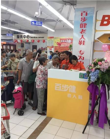 天价服装店短剧热播：服装店价格贴图片