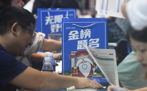 高考查分季，揭秘紧张时刻的焦虑与期待
