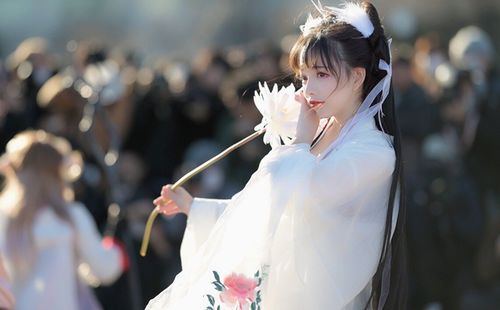 刘涛看莲花血鸭被魔改当场emo，网友热议，经典美食遭遇翻车！