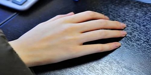 女生右手姻缘线不过中指(女人右手婚姻线断开错位)