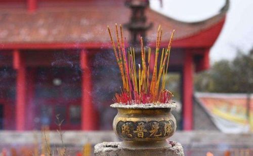 王雪晶烧香姻缘(王雪晶庙宇朝拜)