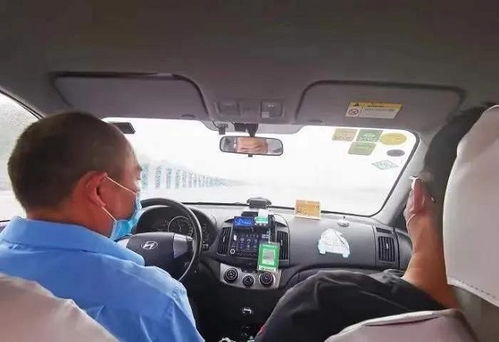 老人深更半夜打车埋现金 司机报警(老人打车猝死车上)