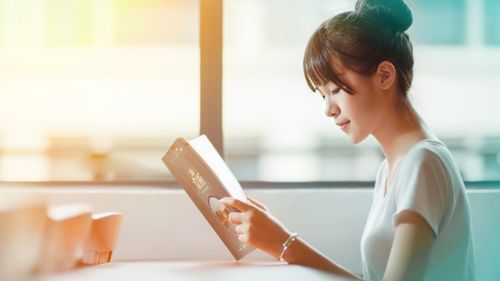 女人爬树上拿风筝热播短剧（女人爬树摘果子的说说）