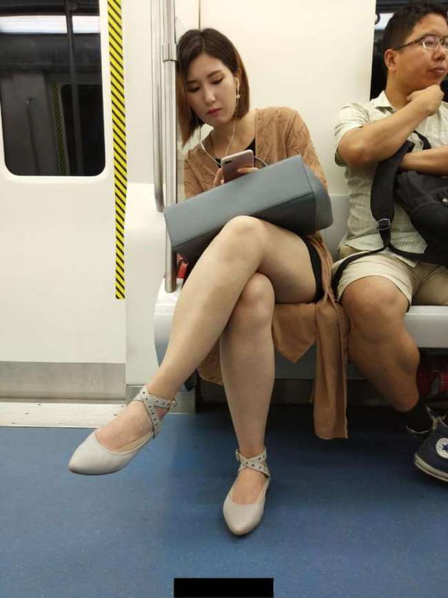 女生踩女生手热播短剧（女生踩手有多疼）