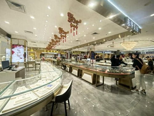 黄金回到8字头，实探金店探秘市场动态